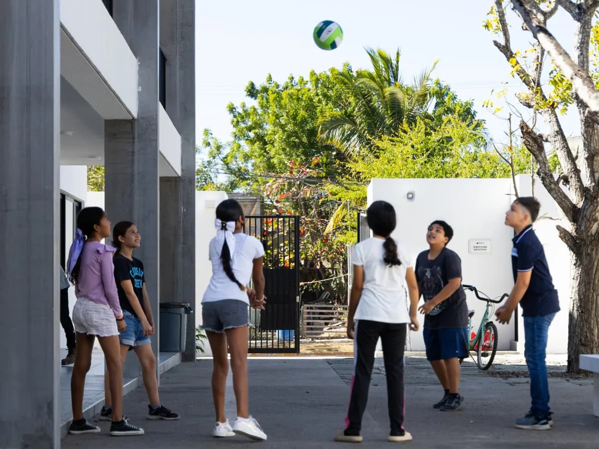 Students playing volleyball in the courtyard of Campus de Mita at PEACE Punta de Mita